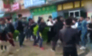 视频｜广东几十名学生街头混战，起因竟为食堂买饭插队