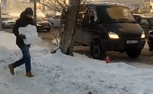 视频｜战斗民族！俄罗斯货车当街起火，路人徒手扔雪球灭火