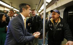 洛杉矶遭恐怖袭击威胁，市长坐地铁与民众谈笑风生抚民心