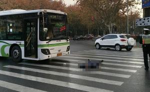 一老人过马路被公交车撞后抢救无效死亡，涉事公司：正常行驶
