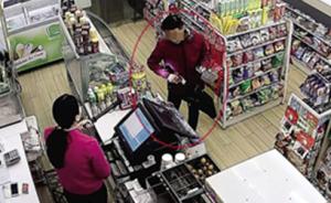 郑州女店员挥电棍对峙持刀劫匪，为稳住对方交800元后报警