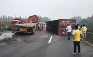 上海沪金高速奉浦大桥集卡撞毁隔离带，双向拥堵2公里