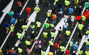 厦门半马一猝死跑者是替跑，包括转让者在内的30人被处罚
