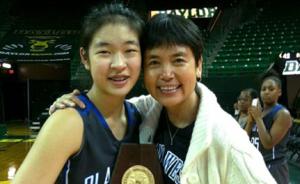 “女版林书豪”在美国篮坛崛起，她身后还有位中国“虎妈”