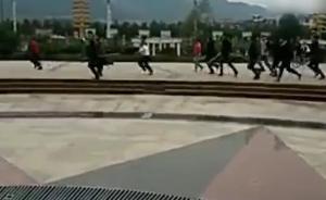 湖南蓝山一群人持管制刀具在广场奔跑，警方：聚众纠纷无人伤