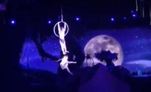上海迪士尼《人猿泰山》表演中，一女演员从空中跌落并无大碍