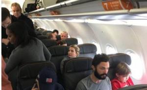 一男子在飞机上“吼”特朗普女儿，因干扰航班秩序被请下飞机