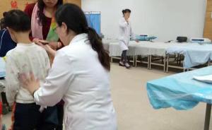 暖闻｜上海儿童医院美女医生跪着治疗患儿：这次因为太累了
