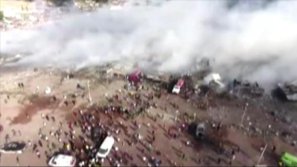 视频｜爆炸现场航拍：墨西哥一烟花市场爆炸或已致27人死亡