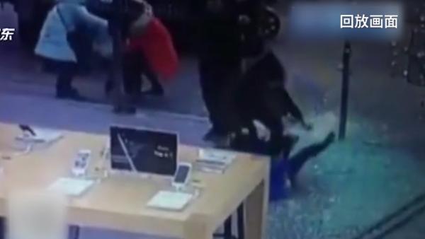 视频｜监拍男童推门进商场，玻璃门瞬间爆裂将其砸伤