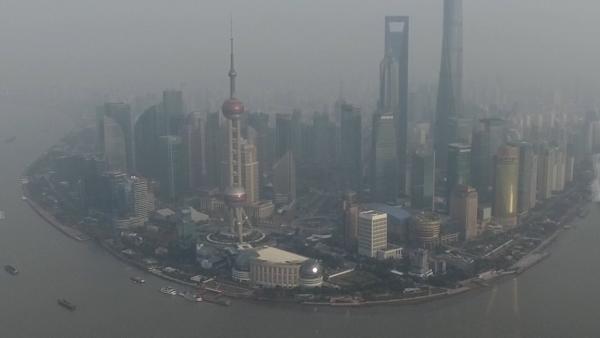 航拍上海：寒潮伴雾霾，空气重污染蓝色预警，周末有点冷