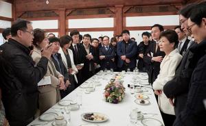 韩媒：朴槿惠被停职后首见媒体，全盘否认指控