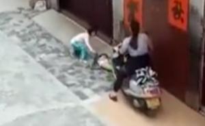 广东女子骑摩托车故意“碾压”儿童双腿？警方：尚无法断定