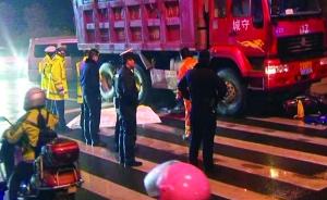 渣土车雨中撞上电动车，南京初一男生倒在斑马线上