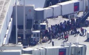 美国机场枪击案致5死8伤，嫌犯下机后从托运行李里拔出枪