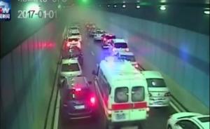 视频丨四川遂宁一救护车隧道遇堵，众车让道赢得救命时间