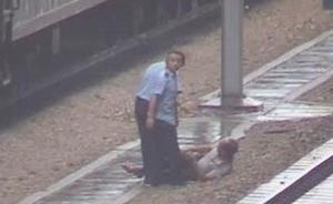 男子因吐痰被人推下站台：差点与进站火车相撞，推人者被刑拘