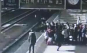 女子与丈夫吵架冲向进站火车，被一把拉回