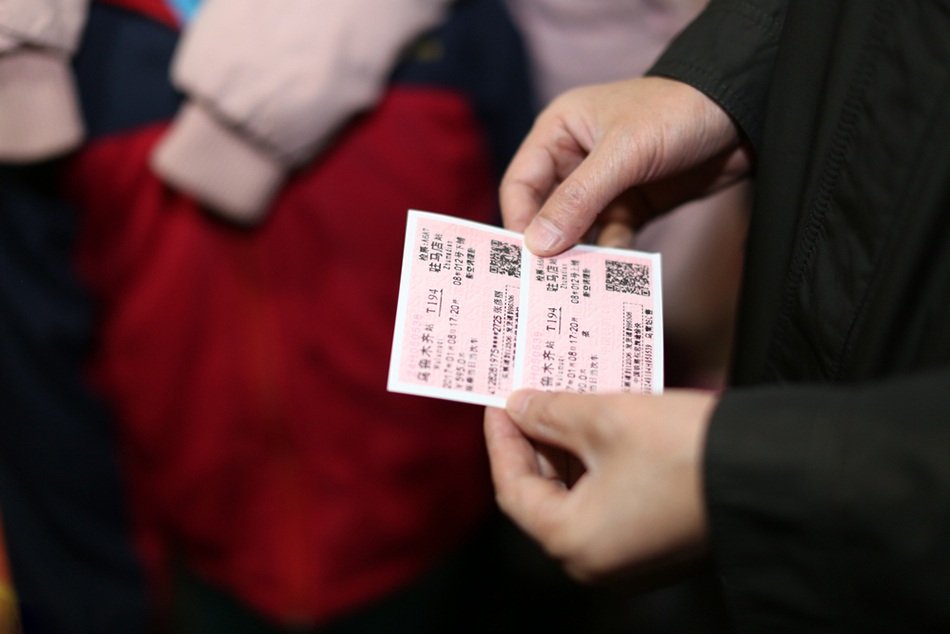 2.2017年1月8日，乌鲁木齐，张彦丽小心翼翼把两张火车票收起来，收拾好沉甸甸行李准备踏上旅程。