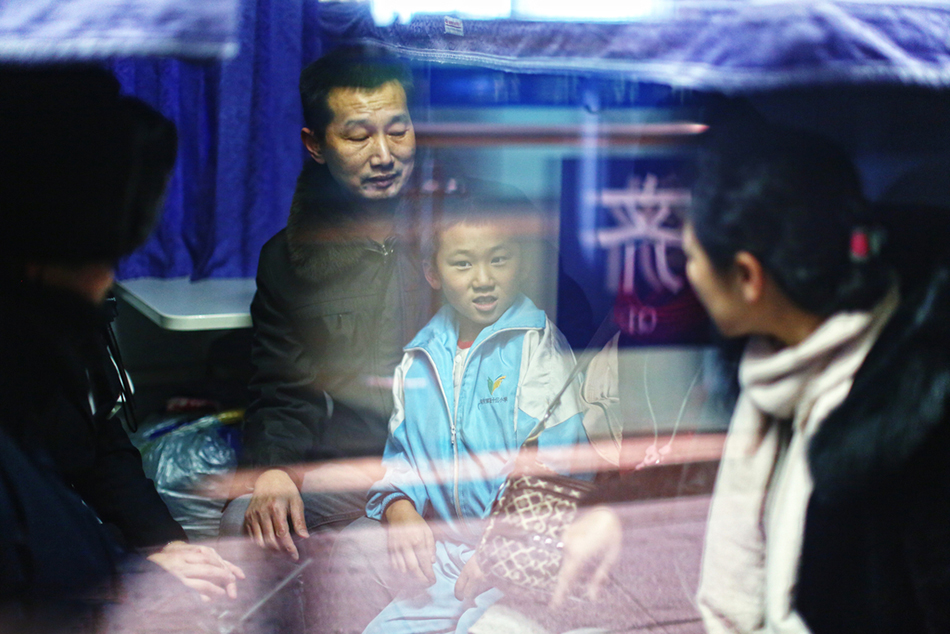 8.2017年1月8日，乌鲁木齐，在列车内，爱心企业新疆华夏医院的领导正在嘱咐小威威在路上照顾好妈妈。