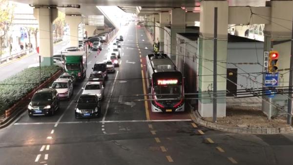 上海延安路中运量公交进行无载客行驶测试