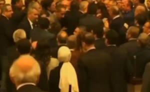 一言不合大打出手，土耳其议会现场“混战”