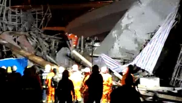 郑州废弃高架桥拆迁时坍塌，一公交车被砸
