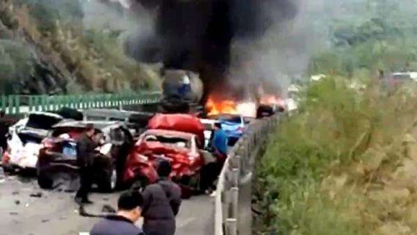 广东清连高速19车碰撞致6死16伤