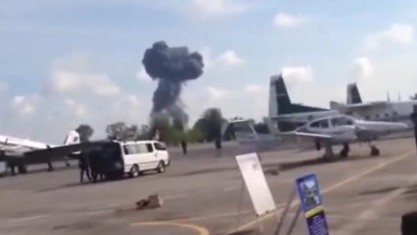 泰国一“鹰狮”战机儿童节表演时坠毁