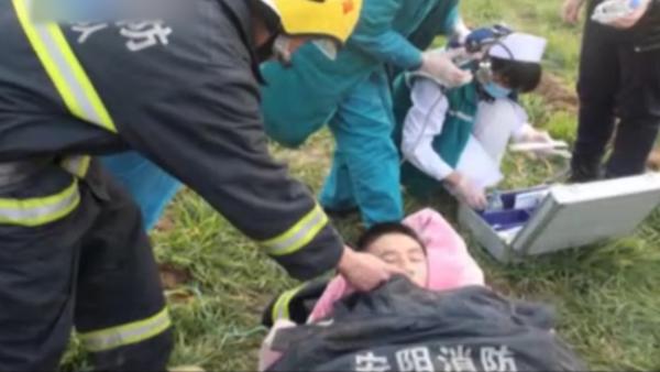 95后消防战士为救跳井女子，累晕井中