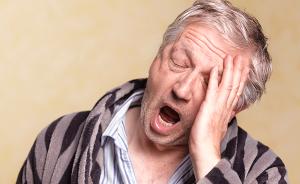 老年人长期失眠或诱发心脑血管病， 睡前应避免情绪激动