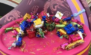 上海迪士尼乐园唐老鸭手中装饰糖果，三天被游客几乎抠光