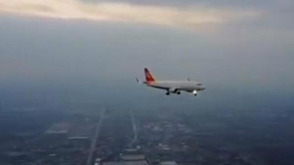 杭州无人机“直逼”民航客机拍摄降落