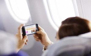 女乘客坐飞机拒绝关手机，落地后被拘留