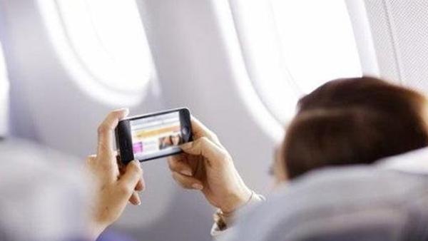 女乘客坐飞机拒绝关手机，落地后被拘留