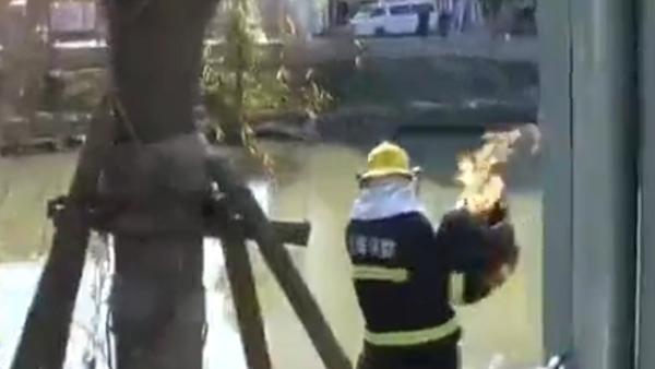 煤气罐起火，消防员百米冲刺抛入河中