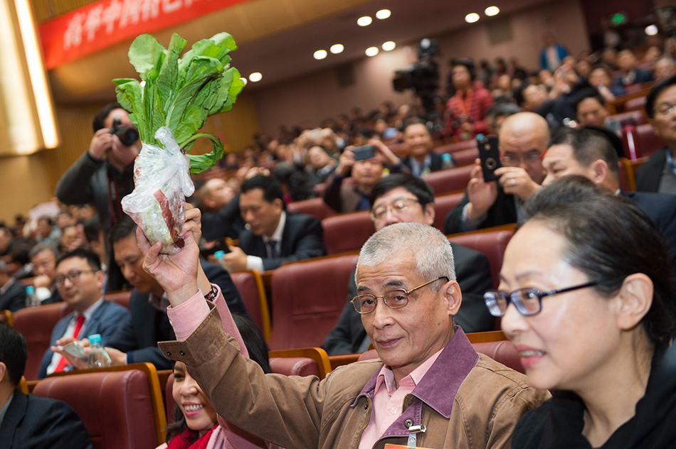 2.2017年1月18日，广东广州。政协第十一届广东省委员会第五次会议进入大会发言议程，现场，各路政协委员使出奇招“抢麦”发言。