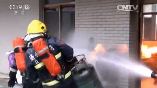 扬州消防员先后两次抢出燃烧煤气罐