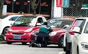 杭州女司机拒付40元停车费，收费员跪拦车前仍未收到钱
