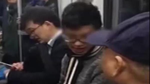 广州：坐地铁起小摩擦，男子打骂老人幼童