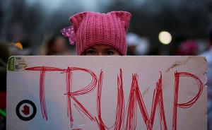 “请特朗普听听我们的声音”——美国多地爆发妇女大游行