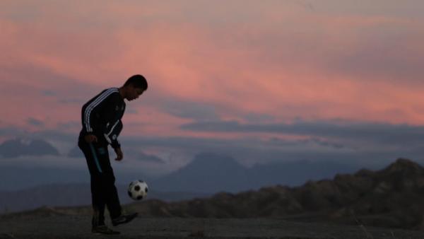 中国最遥远的足球故事：乡村教师艾克拜尔和他的沙漠狼球队