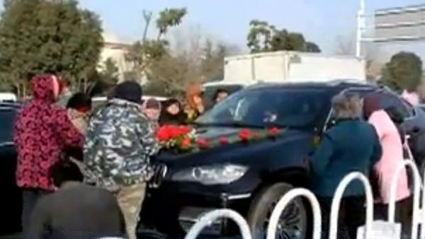安徽阜南：老人组团当街拦截婚车要喜钱
