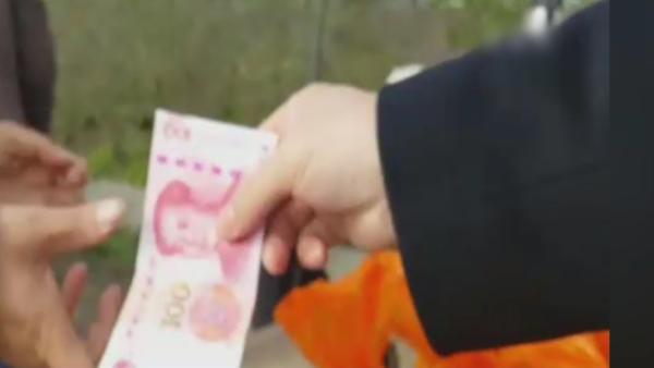 苏州一摊贩鬼手换钱，被识破后撕毁假钞