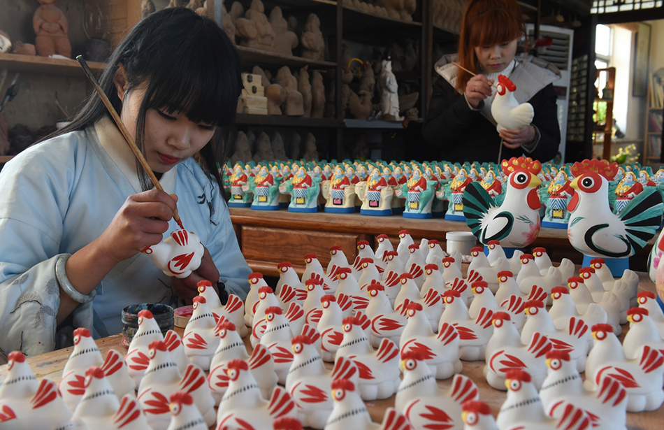 15.2017年01月20日，河北省沧州市，“三痴斋”泥塑工作室艺人在制作生肖“泥塑鸡”。