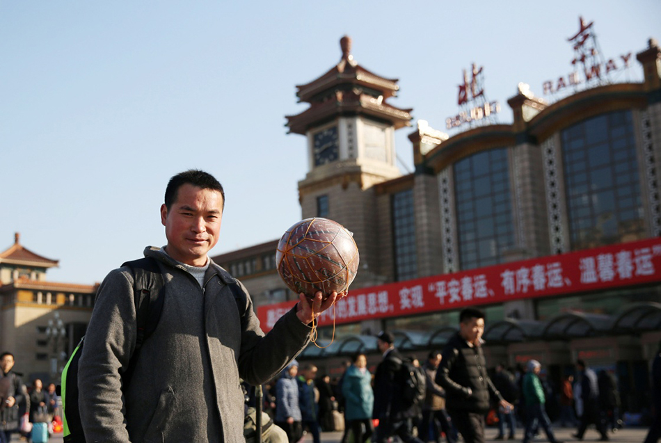 3.1月22日，从北京站乘火车回阜阳的杨先生给自己7岁的儿子买了篮球作为新年礼物。