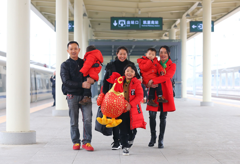 4.1月22日，在贵州凯里南站，向子墨（前）抱着一只印满“福”字的大公鸡玩偶乘车。向子墨和家人从凯里返回广州，大公鸡玩偶是送给在广州的爷爷奶奶的礼物，祝福他们“鸡年大吉”。