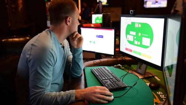 德州扑克人机对决，玩家解释AI技巧