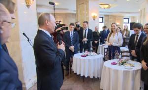 俄媒：普京与莫斯科大学学生一起唱歌，自豪获得四级木工证书