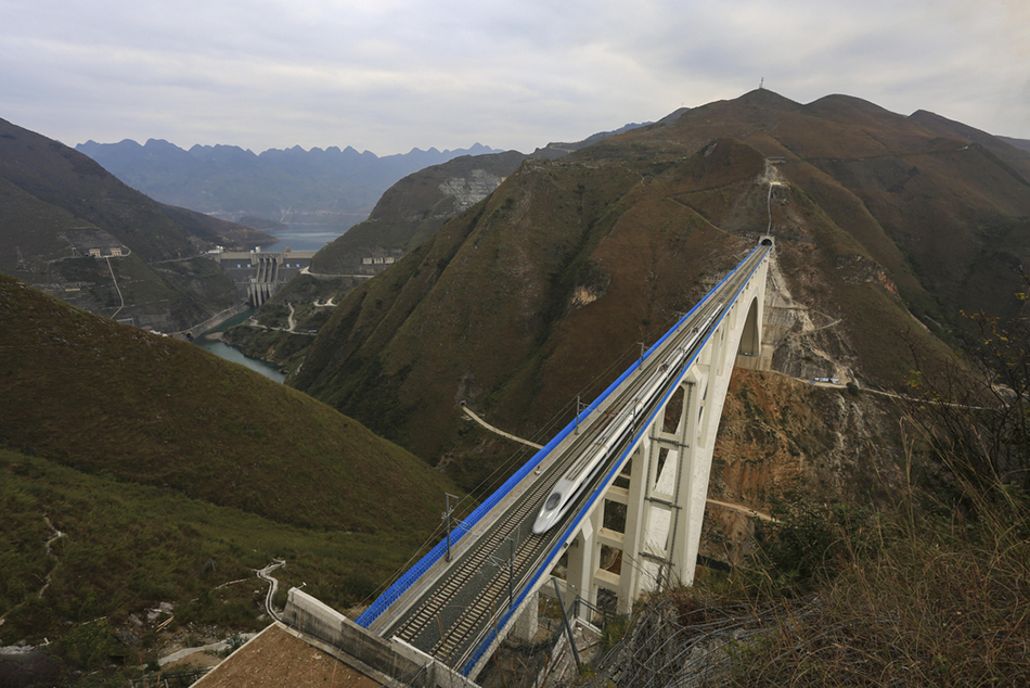 2016年12月27日，一列试运行动车经过沪昆高铁北盘江特大桥。